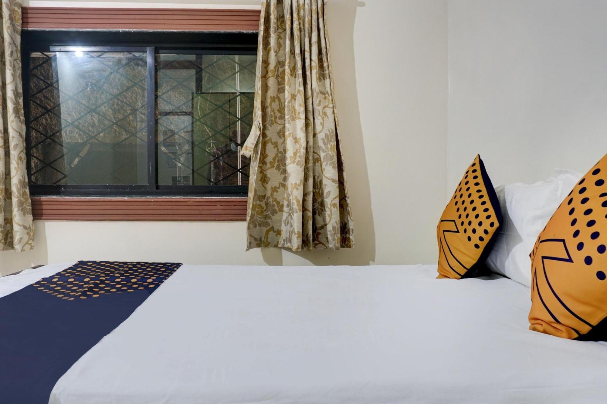 Spot On 74501 Hotel Supriya Garden Vagholi Eksteriør billede